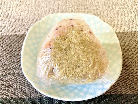 赤しそ漬けと鰹節とごまのおにぎり